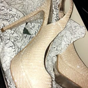 Adrianna papell stiletto 6m like new